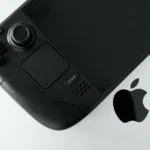 Steam Deck OLED đặt trên MacBook Pro đang hiển thị giao diện chơi game PS2