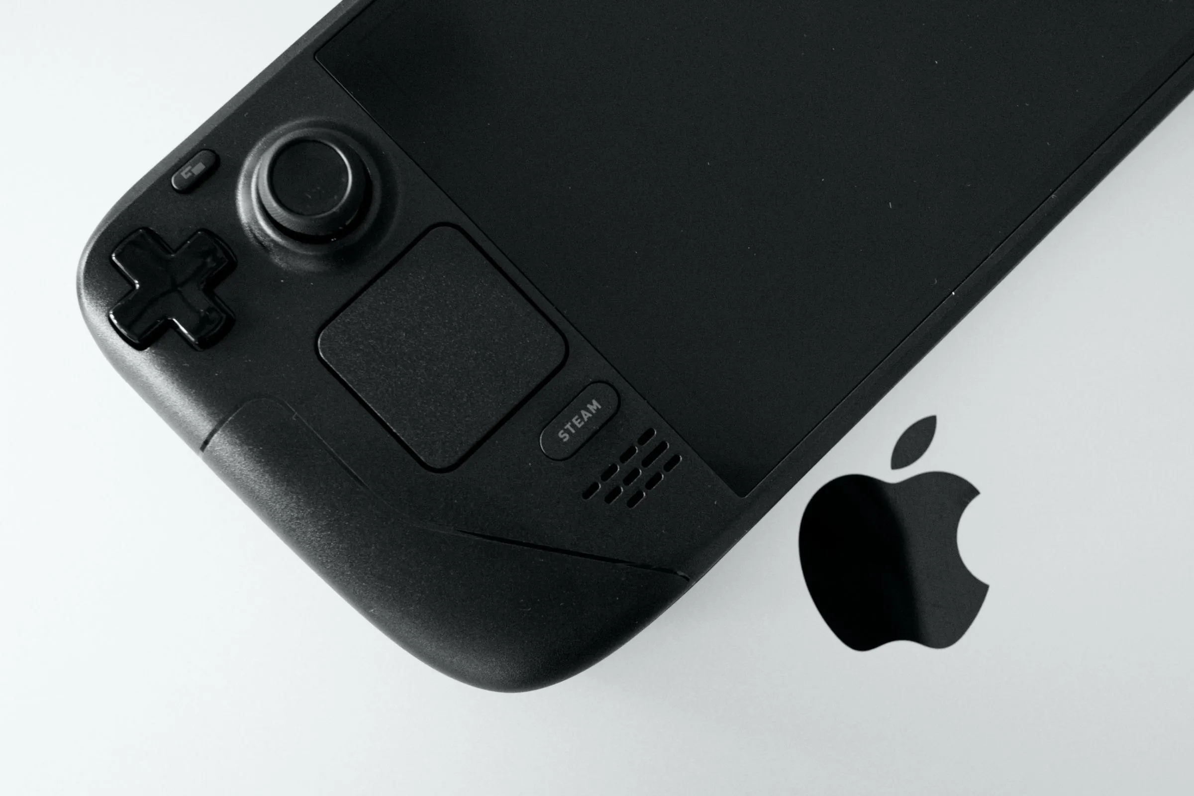 Steam Deck OLED đặt trên MacBook Pro đang hiển thị giao diện chơi game PS2