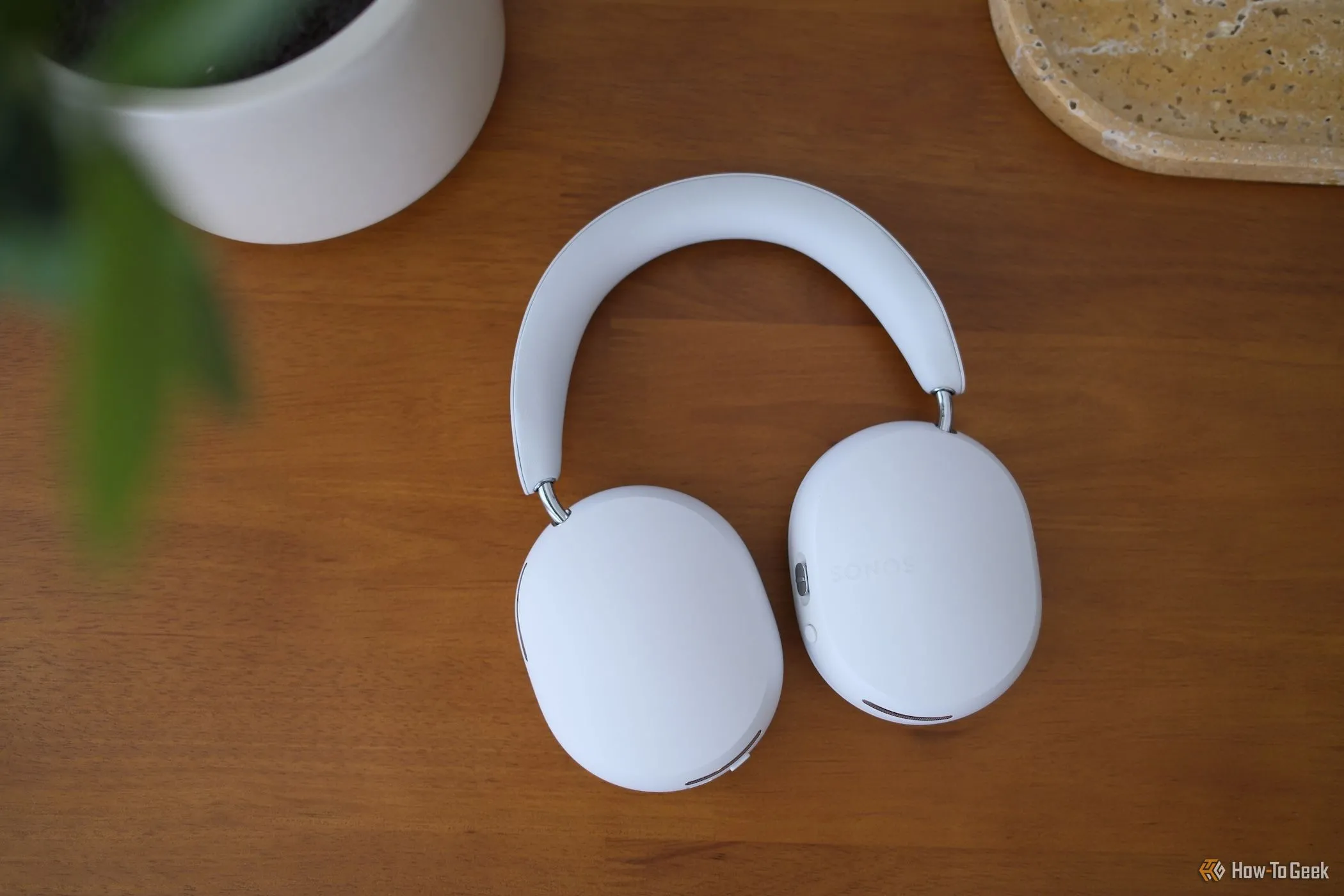 Tai nghe chụp tai không dây Sonos Ace màu đen sang trọng