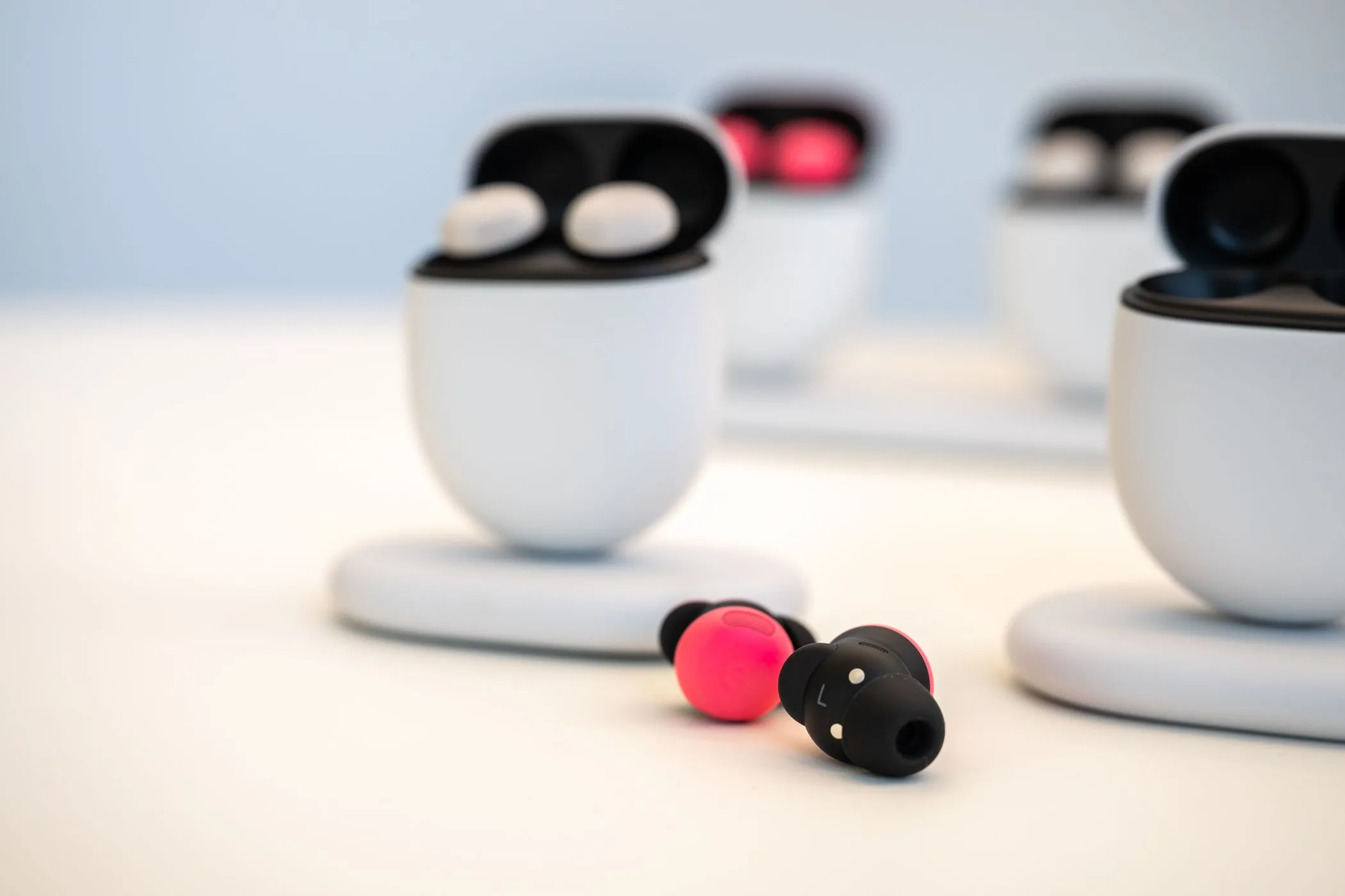 Tai nghe không dây Google Pixel Buds Pro 2 màu Peony kèm hộp sạc.