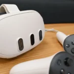 Tai nghe Meta Quest 3 và bộ điều khiển nằm trên bàn, minh họa cho trải nghiệm VR không dây.
