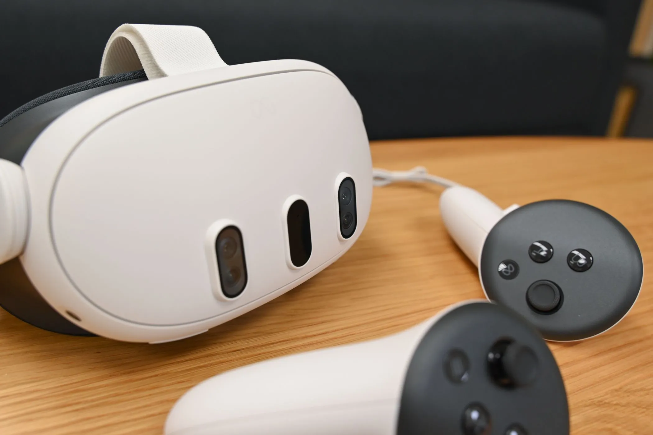 Tai nghe Meta Quest 3 và bộ điều khiển nằm trên bàn, minh họa cho trải nghiệm VR không dây.