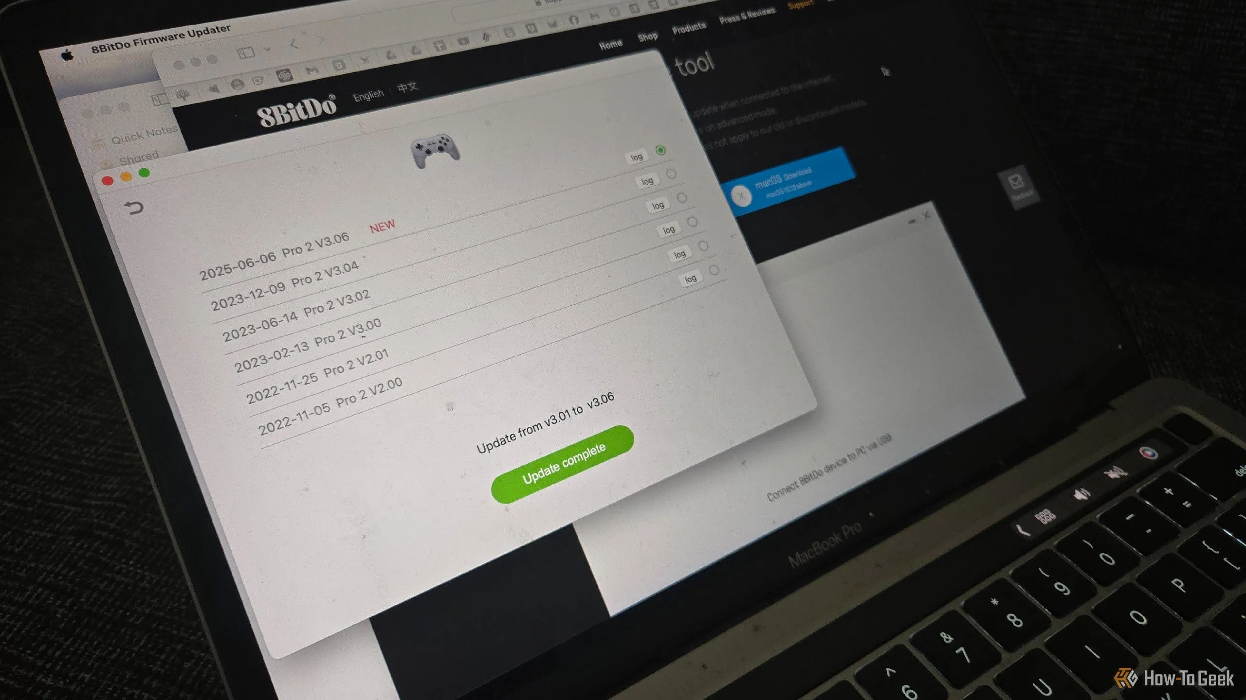 Tay cầm chơi game 8BitDo Pro 2 đang được cập nhật firmware thông qua kết nối USB với MacBook, cho thấy sự phụ thuộc vào máy tính truyền thống.