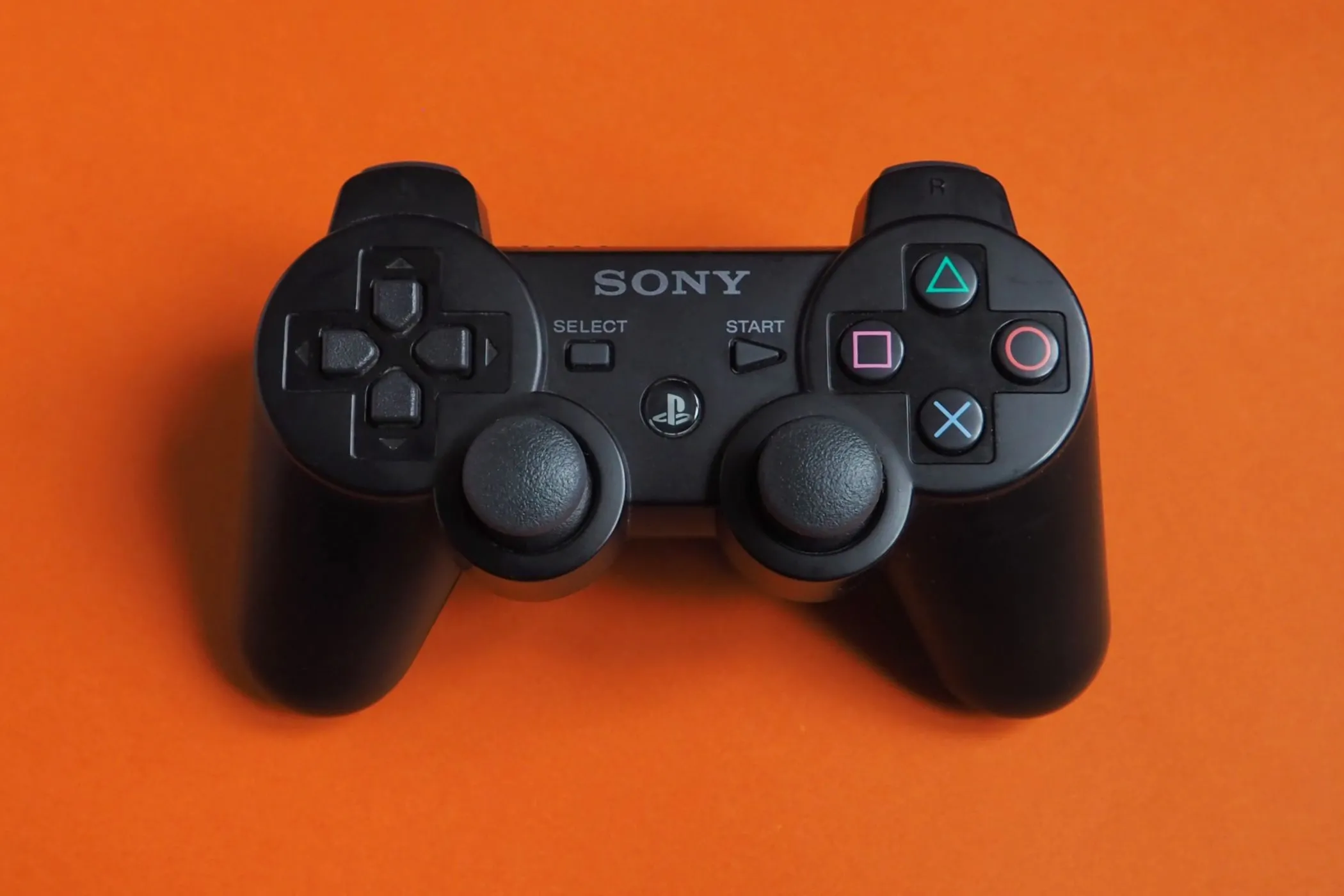 Tay cầm Sony PlayStation 2 DualShock màu đen trên nền trắng