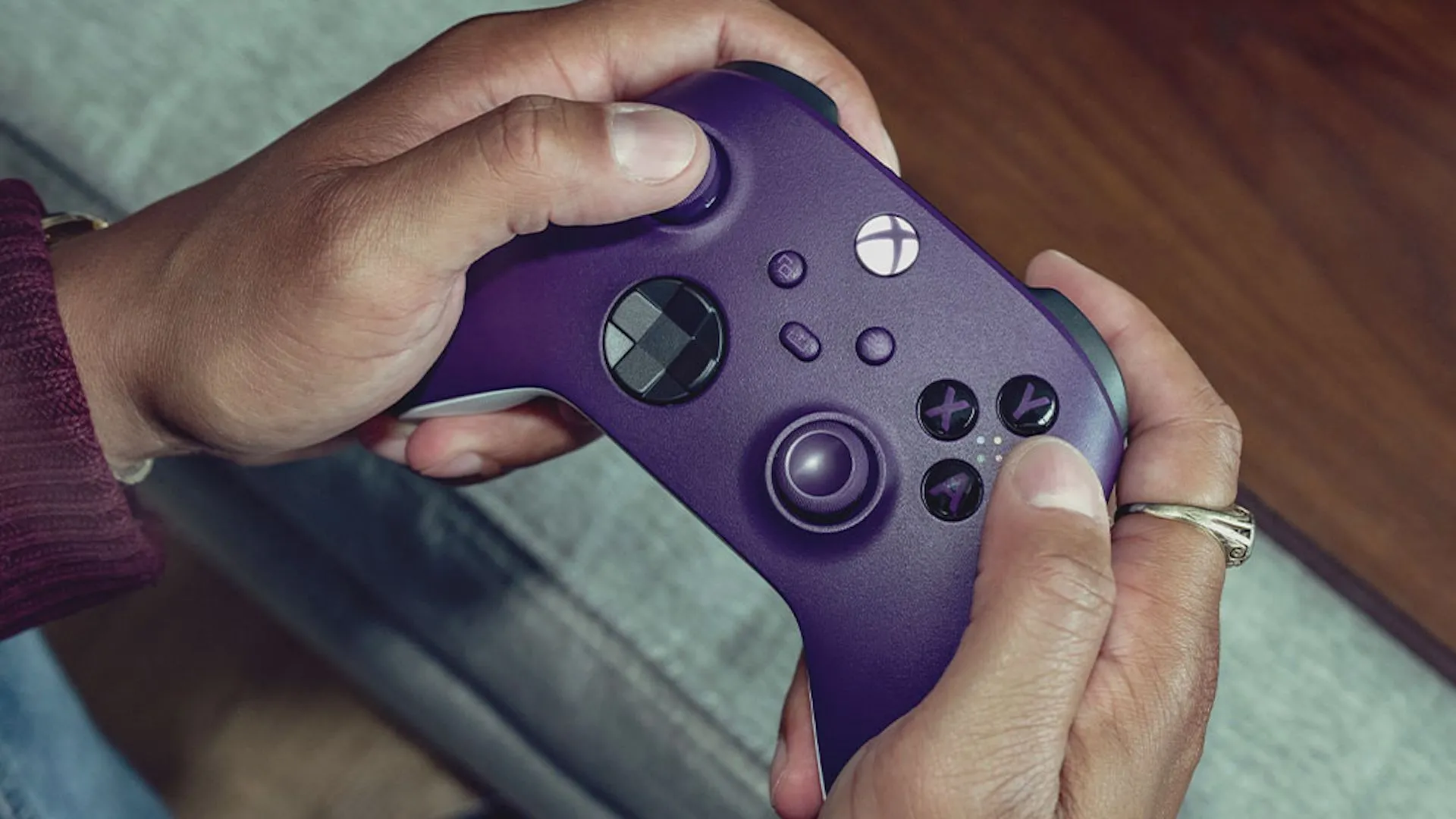 Tay cầm Xbox Wireless Controller, biểu tượng cho thiết kế giao diện game trực quan.