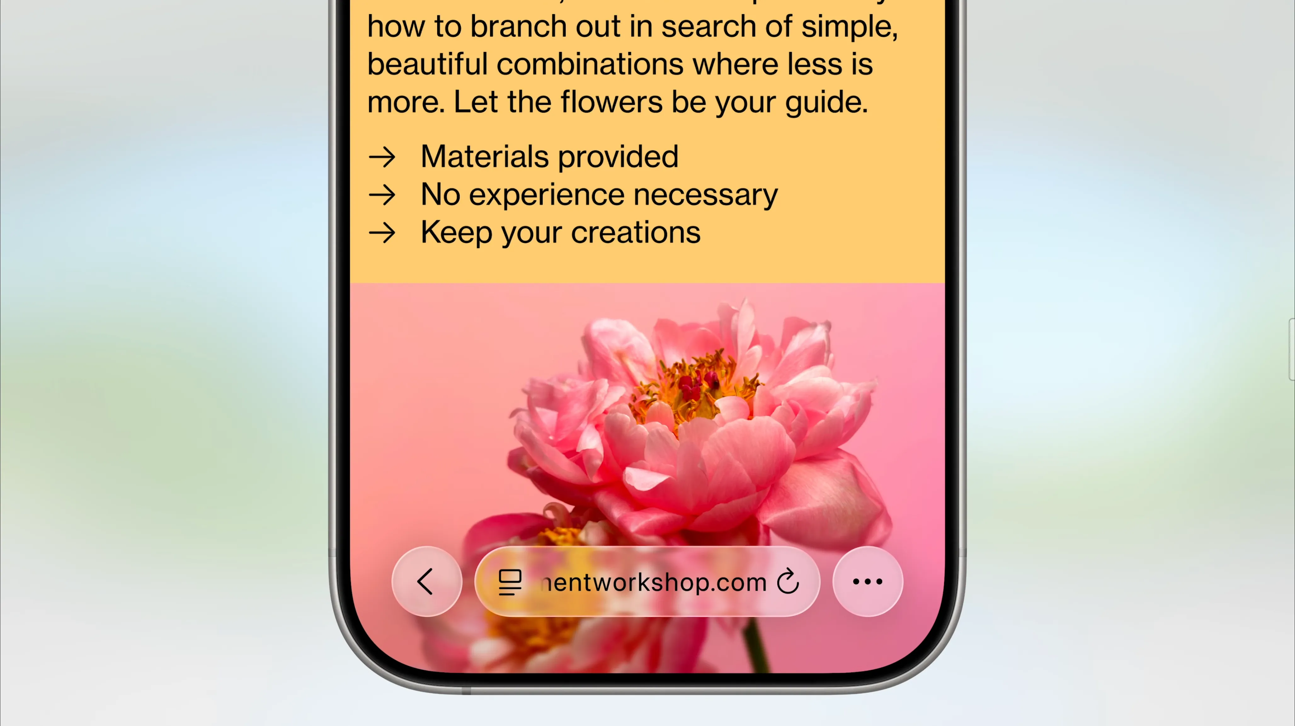Thanh địa chỉ Safari nổi trên nội dung trang web trong iOS 26, hiển thị tràn viền.