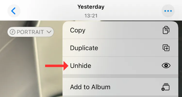 Thao tác bỏ ẩn ảnh từ chế độ xem toàn màn hình trong album Đã ẩn trên iPhone