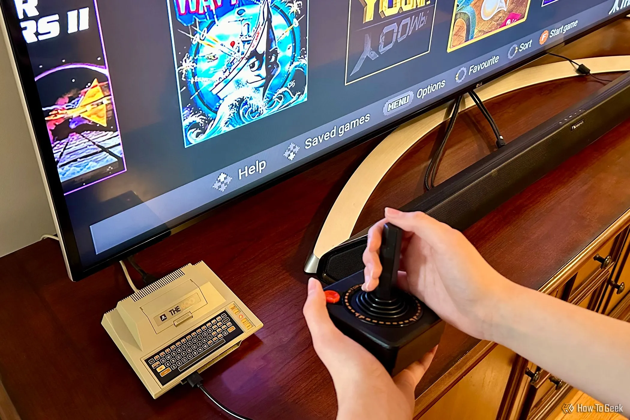Thiết bị chơi game THE400 Mini và cần điều khiển THECXSTICK kết nối với TV
