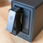 Thiết bị NAS UGREEN NASYNC DXP2800 với một khay ổ cứng được tháo ra, minh họa khả năng mở rộng của hệ thống lưu trữ cho Plex server.