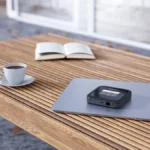 Thiết bị phát WiFi di động Netgear Nighthawk M6 trên bàn ngoài trời