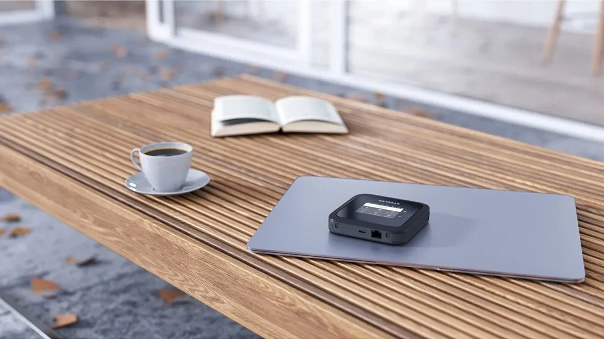 Thiết bị phát WiFi di động Netgear Nighthawk M6 trên bàn ngoài trời