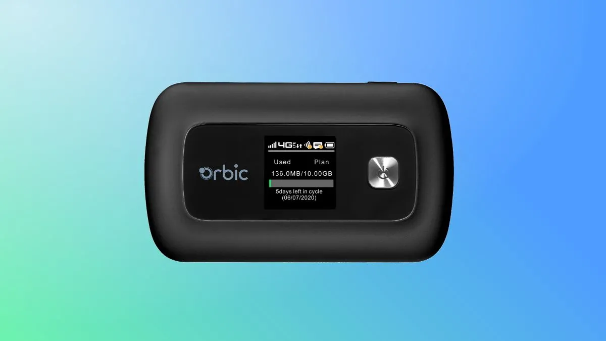Thiết bị phát WiFi di động Orbic Speed 5G UW trên nền xanh dương và xanh lá