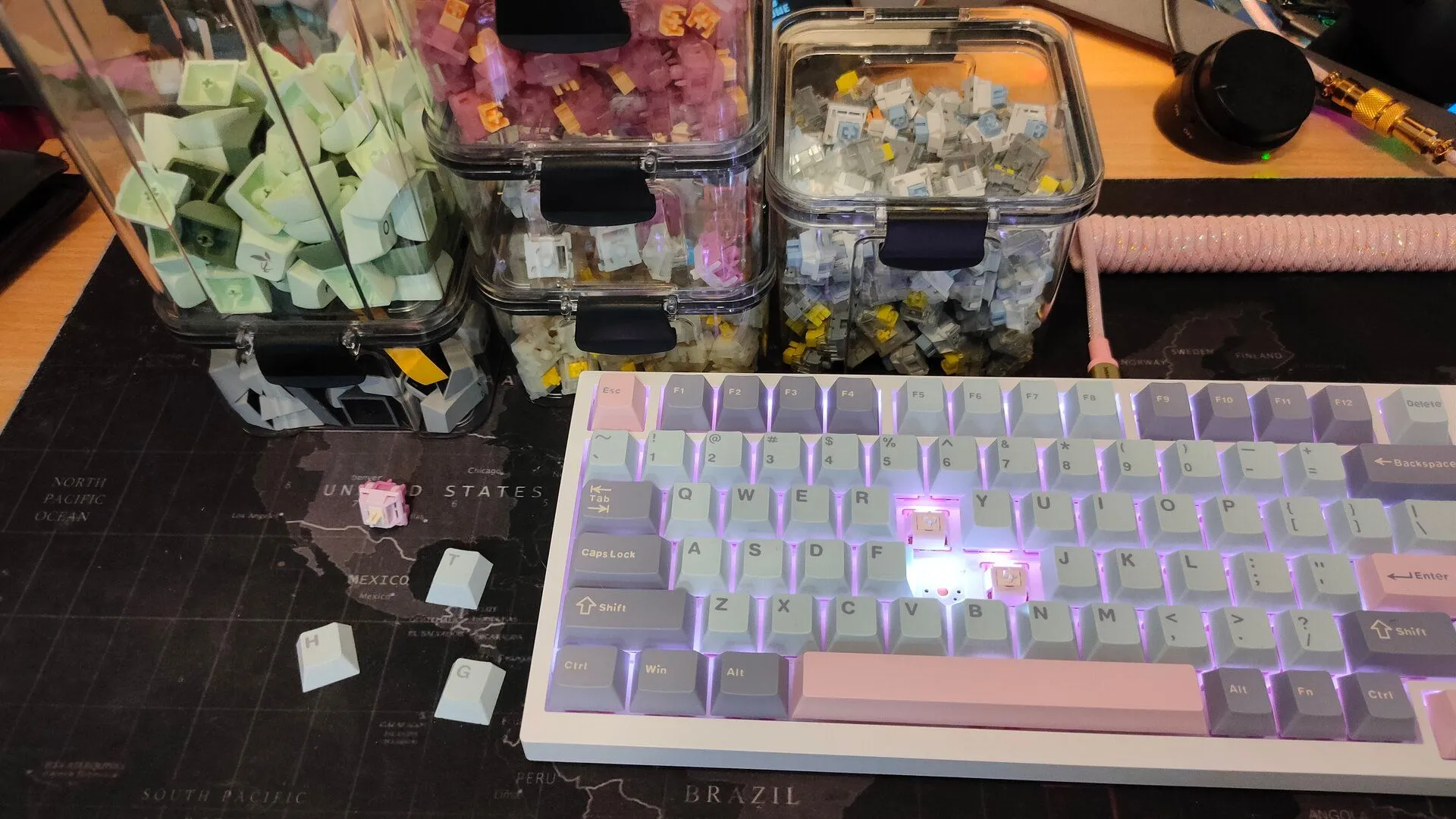 Tổng quan bàn phím cơ tùy chỉnh cùng các linh kiện rời như keycap và switch, cho thấy sự đa dạng của các thành phần.