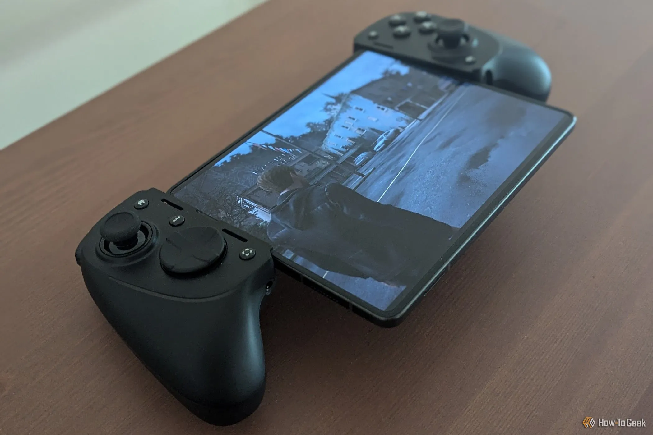 Trải nghiệm chơi game đám mây GeForce NOW trên Samsung Galaxy Z Fold 5 với tay cầm Razer Kishi Ultra.