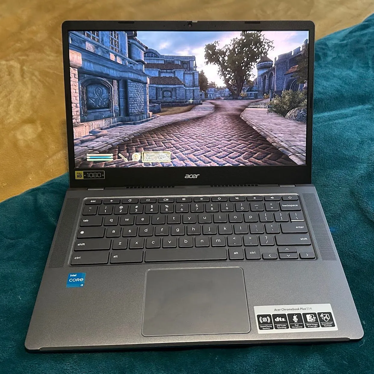 Trải nghiệm Elder Scrolls IV Oblivion mượt mà trên chiếc laptop Chromebook Plus.