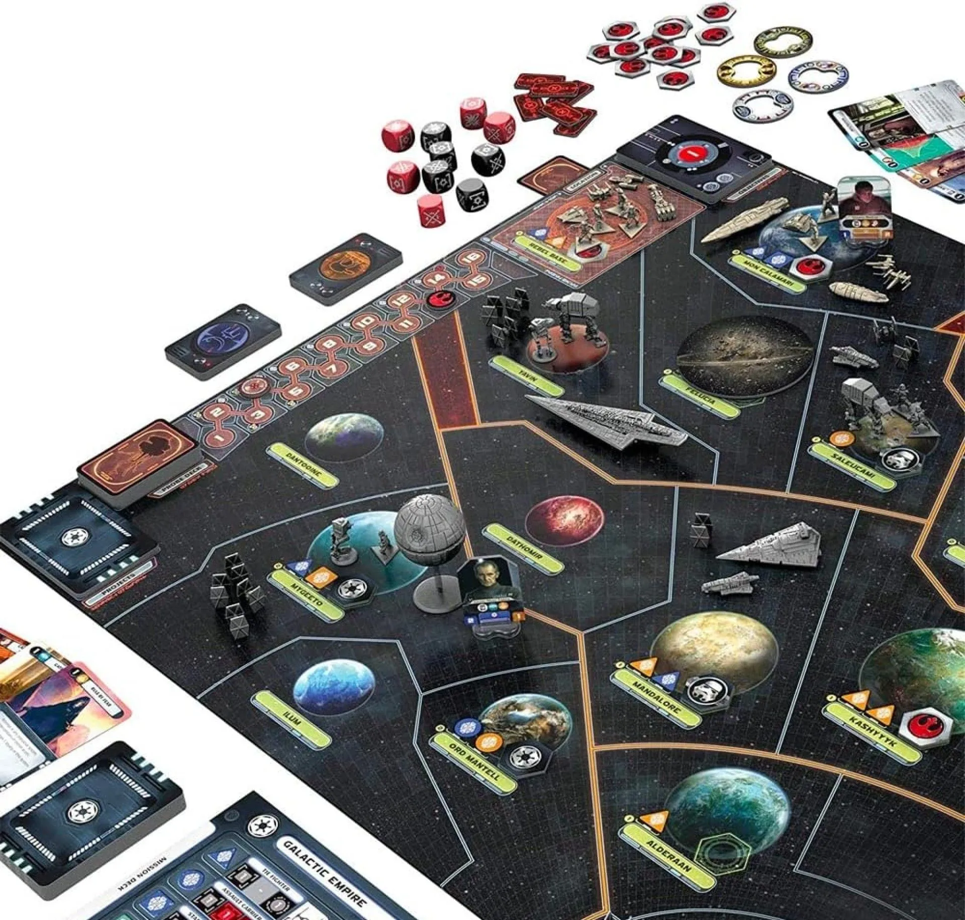 Trò chơi board game Star Wars: Rebellion đang được triển khai trên bàn lớn.