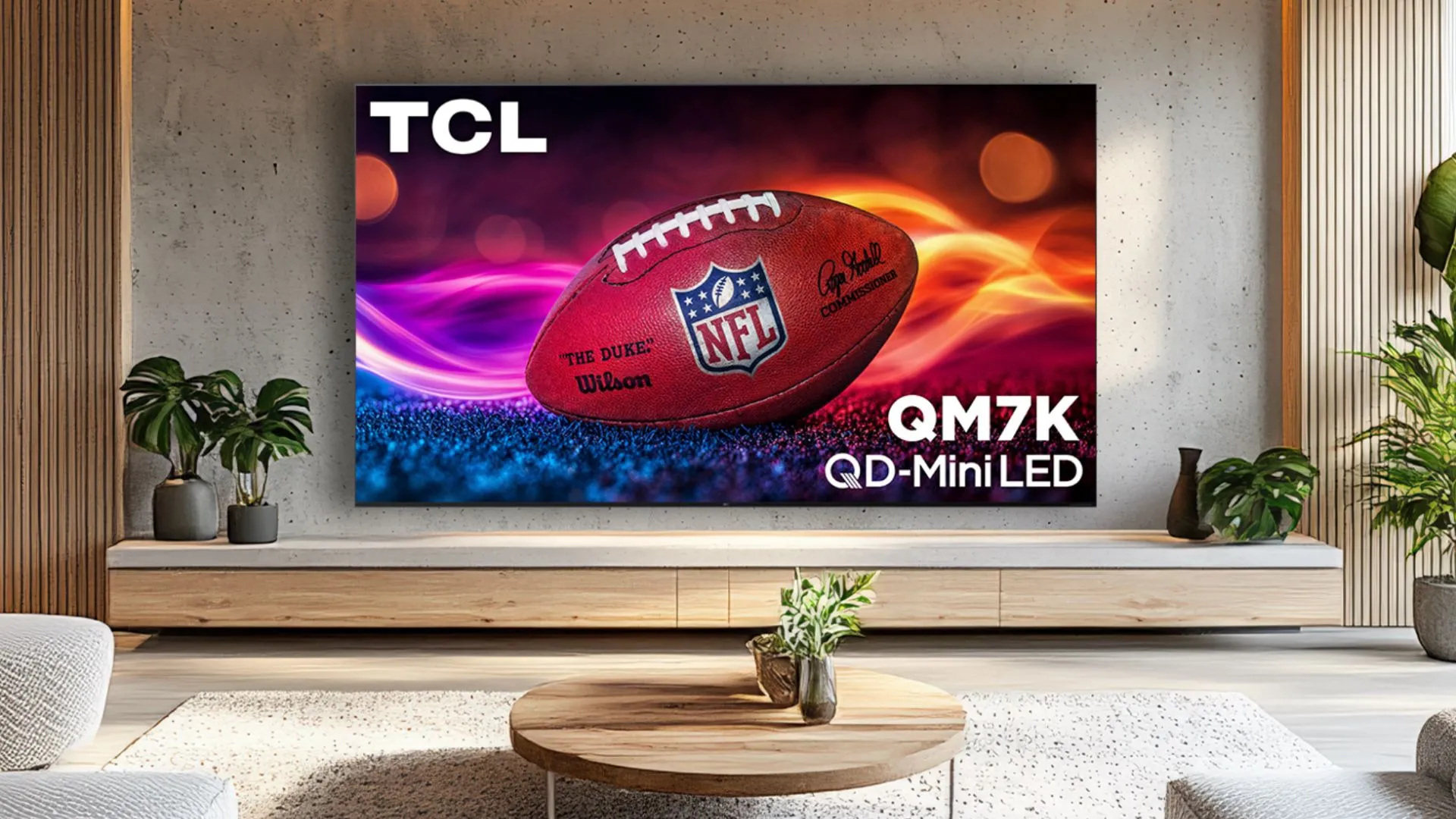 TV Mini-LED TCL QM7K kích thước lớn với hình ảnh rực rỡ, đặt trong không gian phòng khách hiện đại
