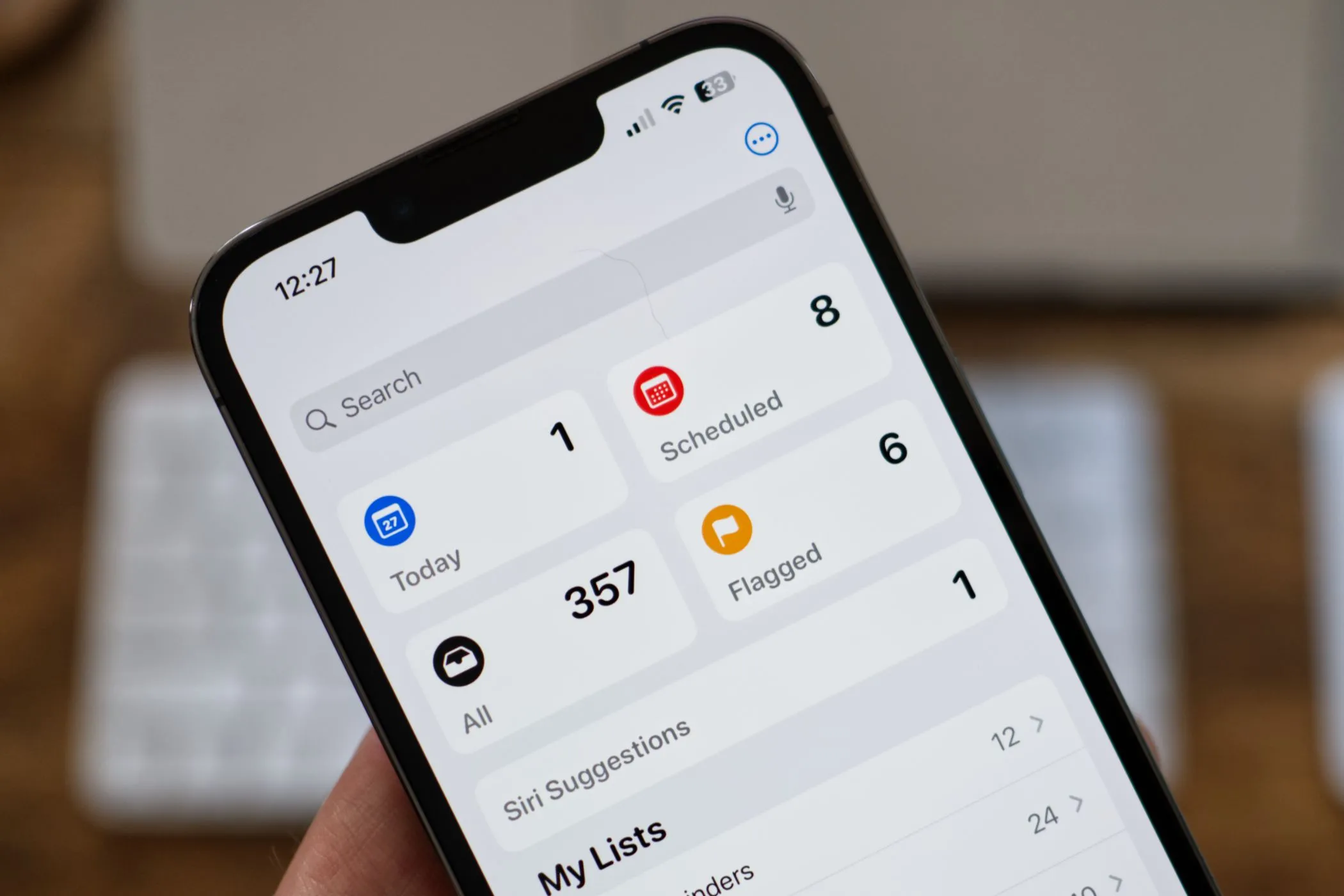 Ứng dụng Lời nhắc (Reminders) của Apple đang mở trên màn hình iPhone 13 Pro.