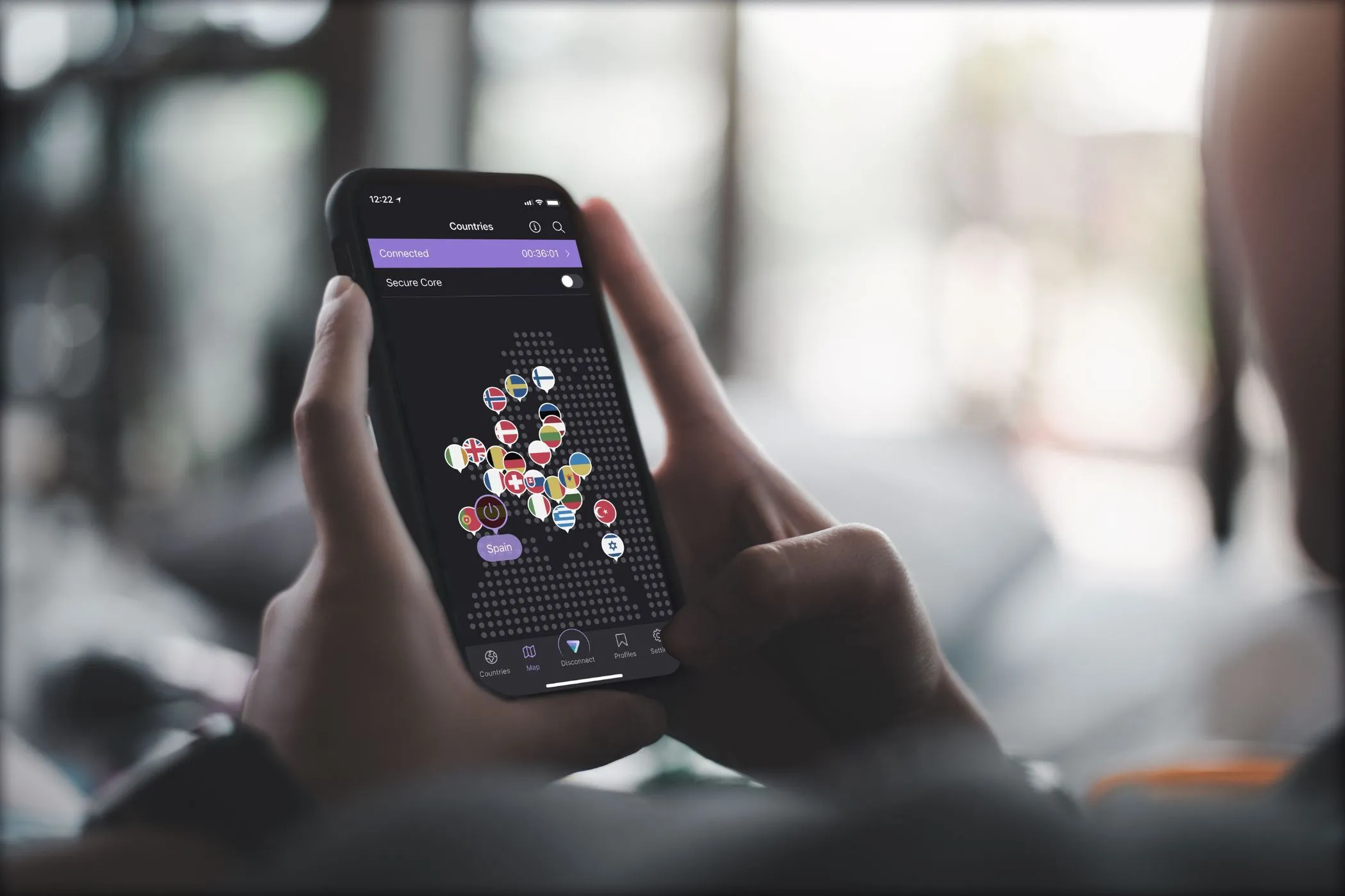 Ứng dụng Proton VPN đang hoạt động trên màn hình điện thoại, minh họa việc bảo vệ kết nối internet khi sử dụng Wi-Fi công cộng