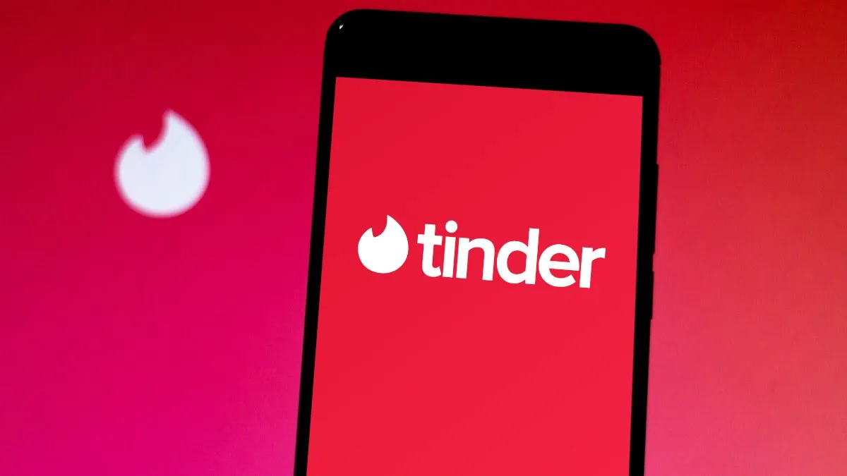 Ứng dụng Tinder trên điện thoại di động, thể hiện cơ chế vuốt phải/trái phổ biến