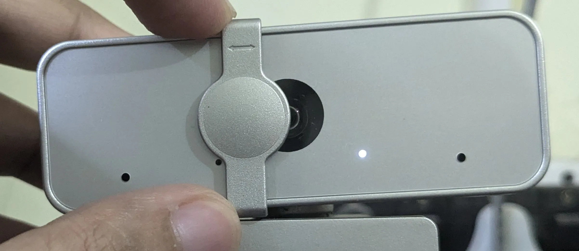 Webcam tích hợp nắp che riêng tư đang đóng, thể hiện giải pháp đơn giản nhưng hiệu quả để ngăn chặn việc bị theo dõi trái phép qua camera