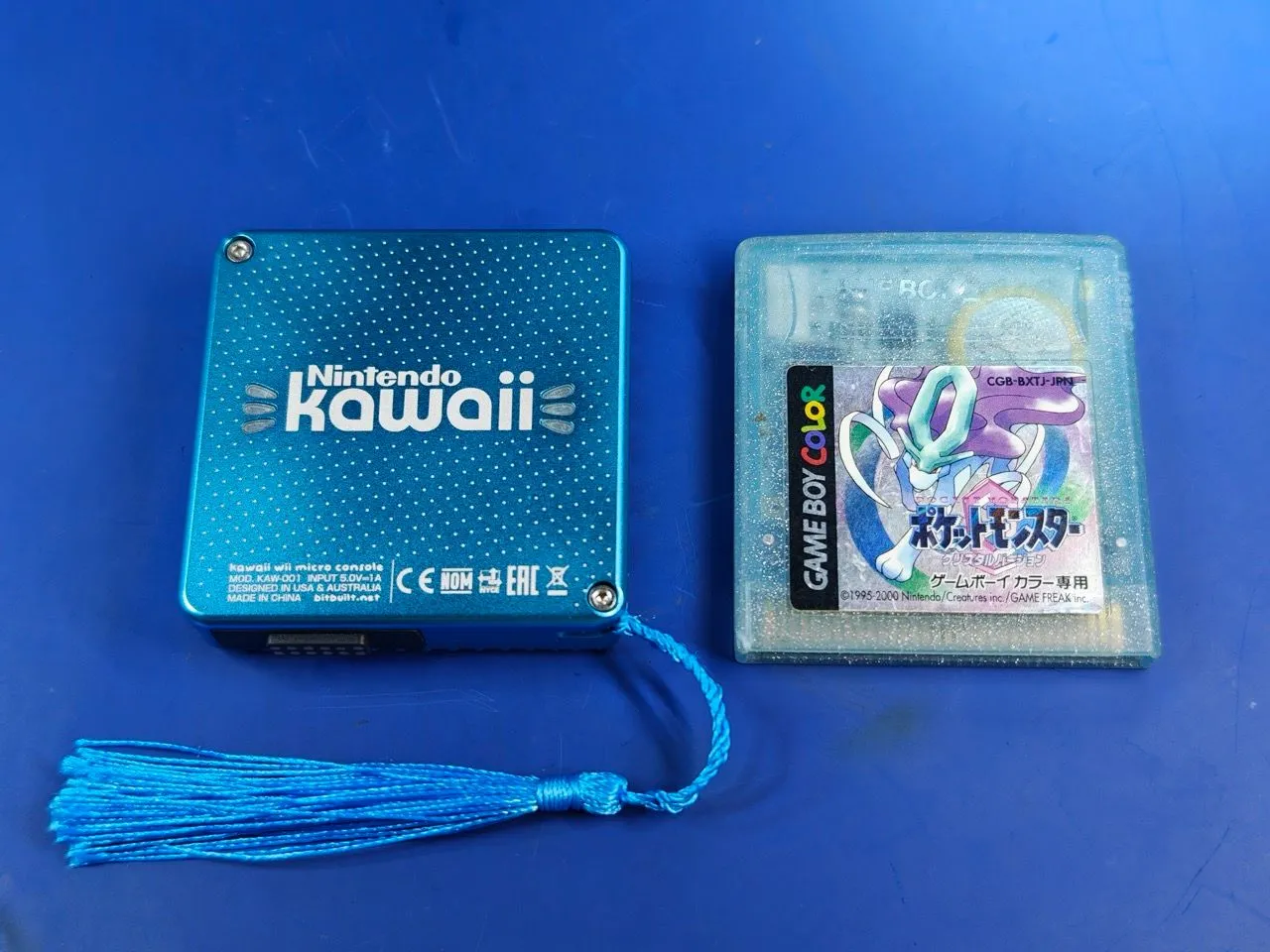 Wii Kawaii mod siêu nhỏ gọn đặt cạnh hộp băng Game Boy, minh chứng cho kích thước ấn tượng