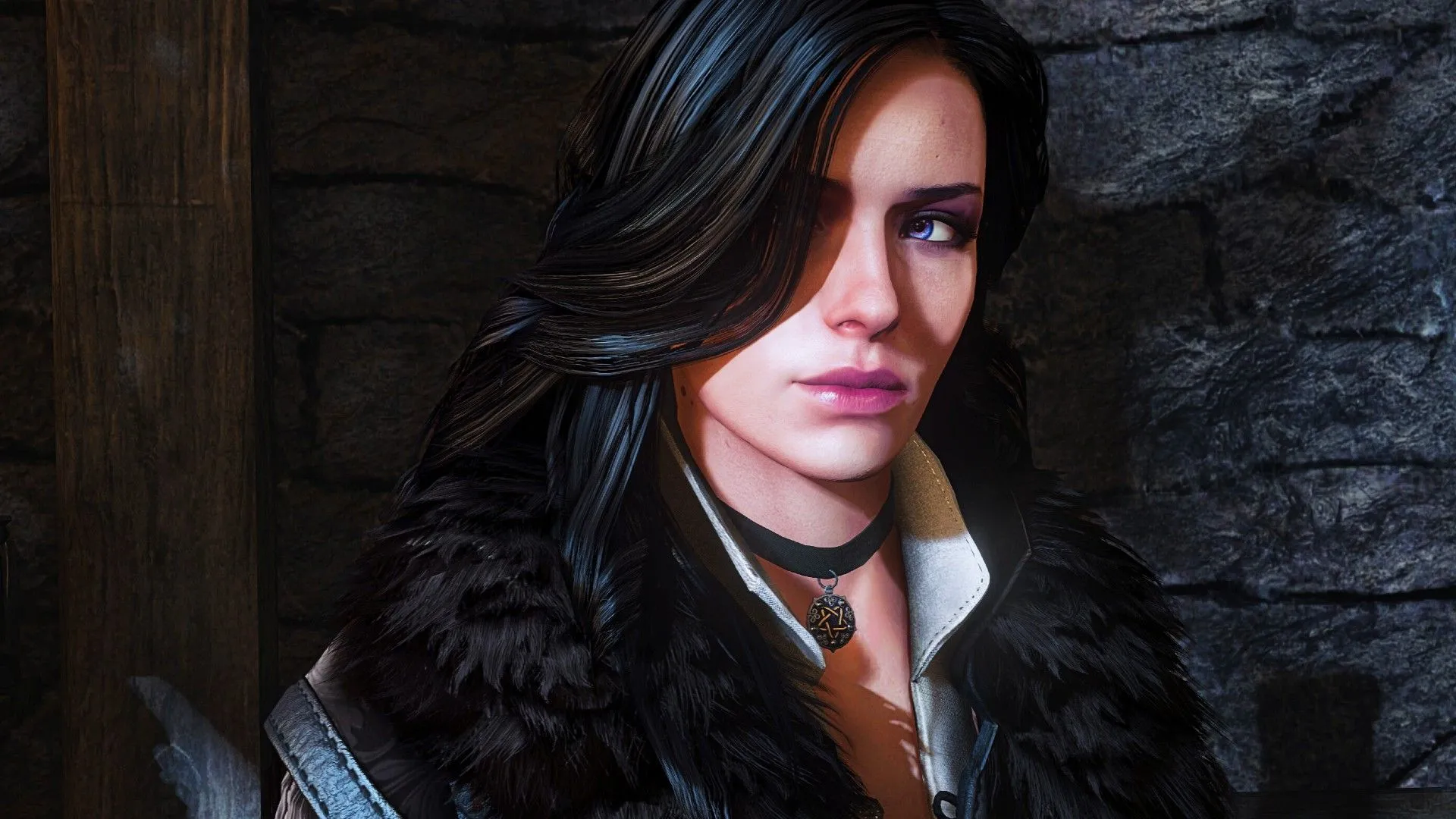 Yennefer nhìn sang trái với ánh mắt bí ẩn trong một cảnh của The Witcher 3 Wild Hunt